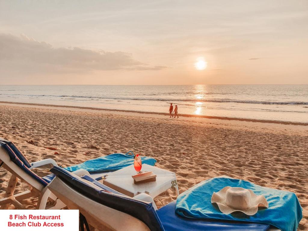 The Leaf on The Sands by Katathani